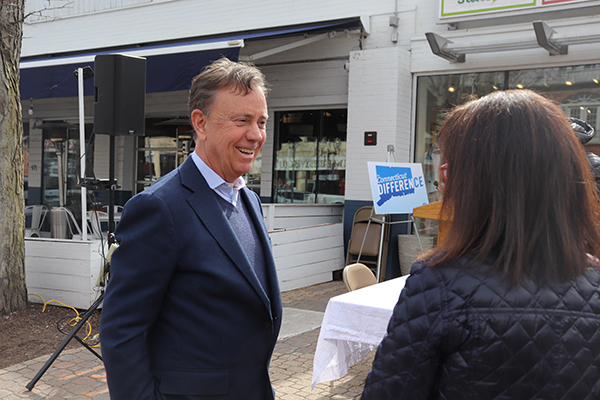 Governor Lamont talking with a constituent at a restaurant.